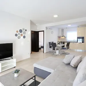  Apartman Lisac